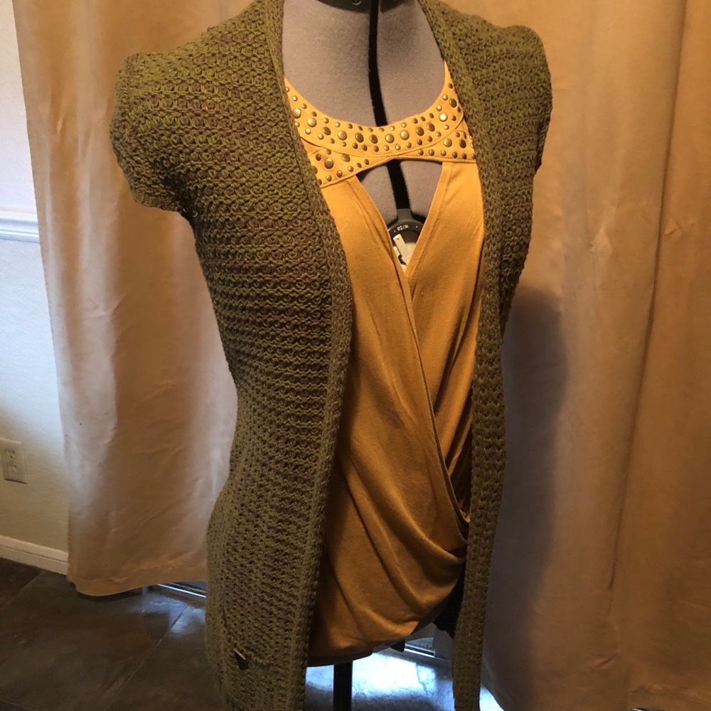 Green short sleeve sweater vest